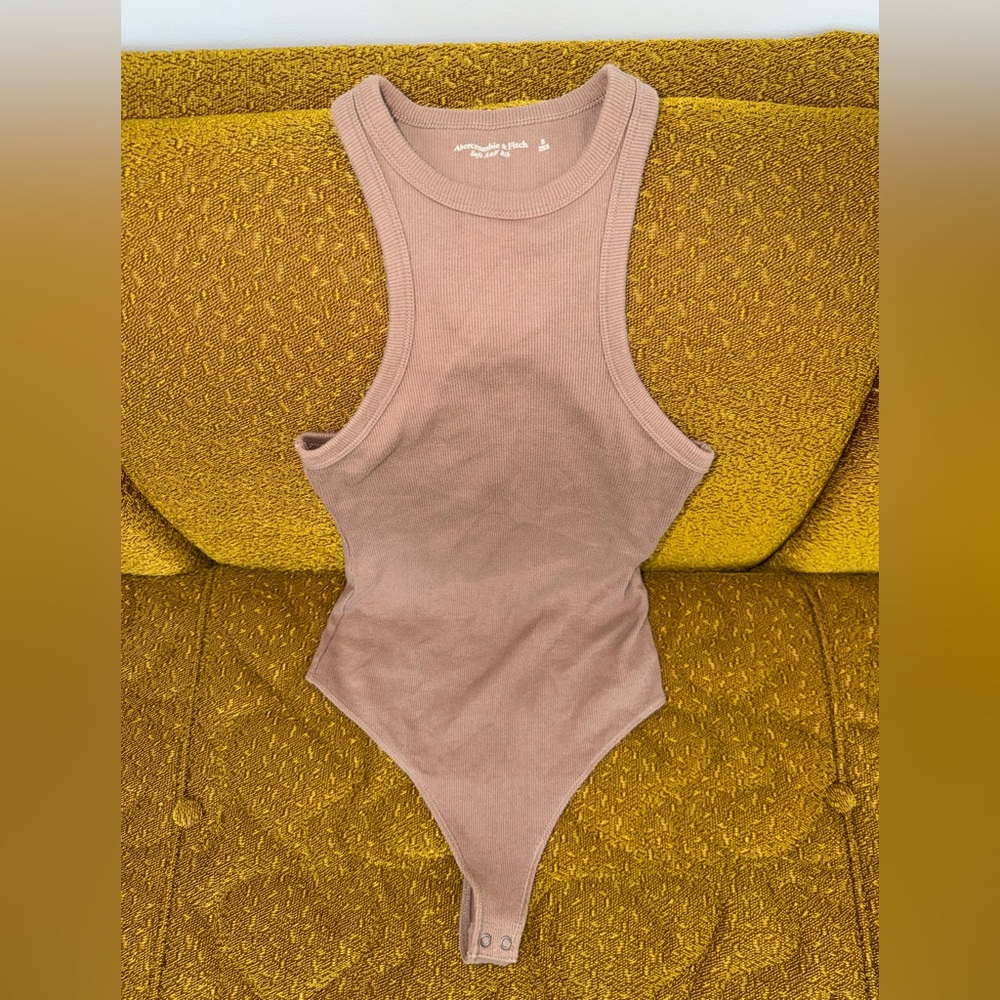ABERCROMBIE & FITCH RIBBED HIGH NECK BODYSUIT
Size: Small